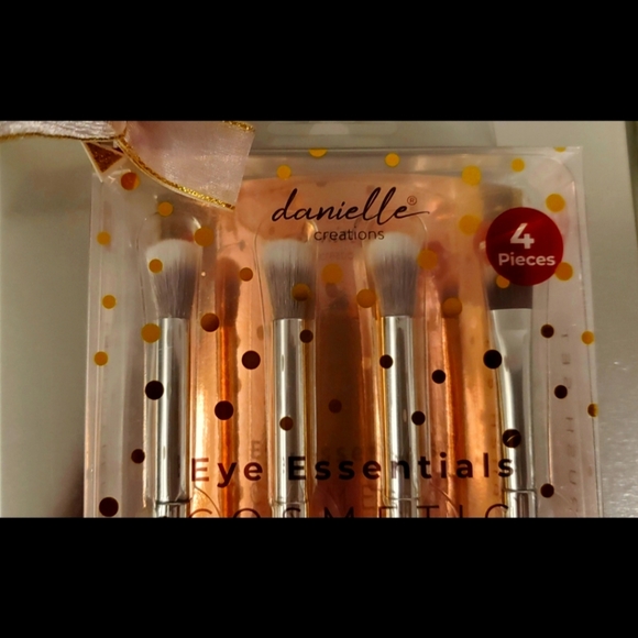 🆕️EYE ESSENTIALS COSMETIC BRUSH SET 🆕️ ♥️ - Picture 4 of 5